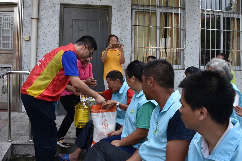 发放小心愿物品和慰问品现场.jpg 发放小心愿物品和慰问品现场.jpg