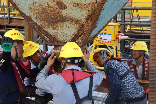 西江特大桥施工现场,工人们正在为29号主墩承台封底工作进行拼接导管、漏斗.JPG 图片