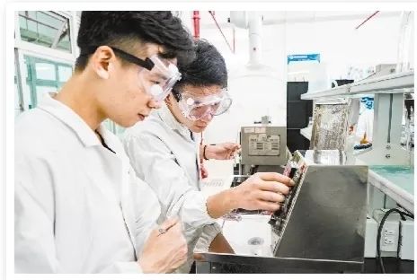 五邑大学学生进行科研实验。 图片