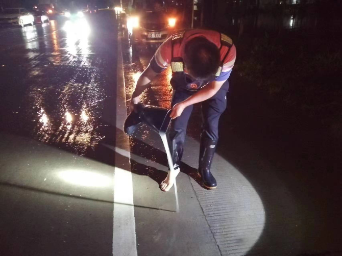 公路信息kp026-赤诚公路心,最美护路人 (2).jpg