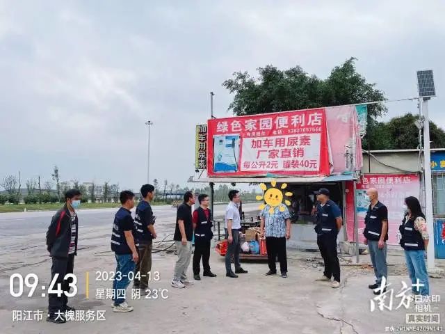 调解员们在国道旁现场办公,采取“背靠背”调解法对小卖部店主进行调解。 图片