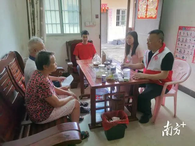 温荣纳经常进村居、进家庭,与村民唠家常,深得当地侨胞的信任。 图片