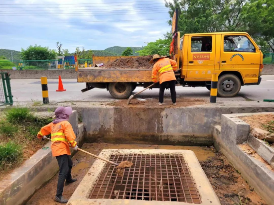 日常养护-清理公路排水口淤积沙泥(6040735)-20231215144452.jpg 图片