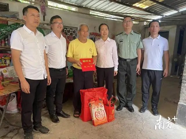 胡正刚(右二)。 图片