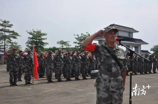 周文雍陈铁军民兵连进行宣誓。受访者供图 图片