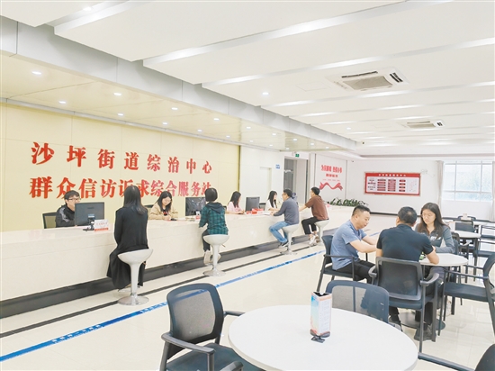 鹤山集成部门资源，发挥各自优势，形成强大合力，建成统一的综治服务平台，实现矛盾纠纷快速化解。图为沙坪街道综治中心。