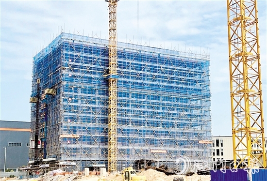 鹤山市活用信用承诺制，压减项目审批流程，助力重大项目落地建设跑出“加速度”。图为总投资40亿元的福建友谊新材料项目，从评审过会到落地开工仅用时3个月。