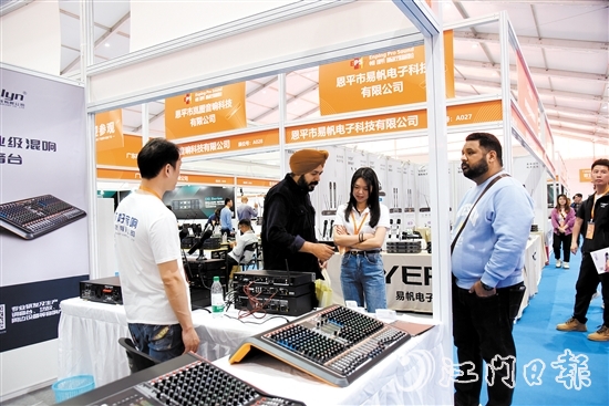 展览会吸引众多外国客商前来采购。