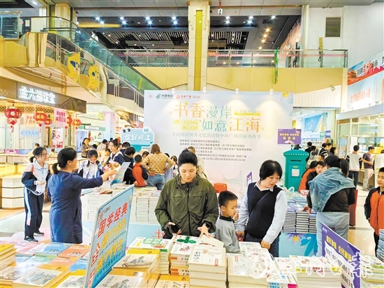 学生和家长正在选购图书。