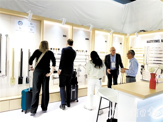 展览会上，水口卫浴企业以区域品牌集体亮相，赢得全球客商的广泛关注。