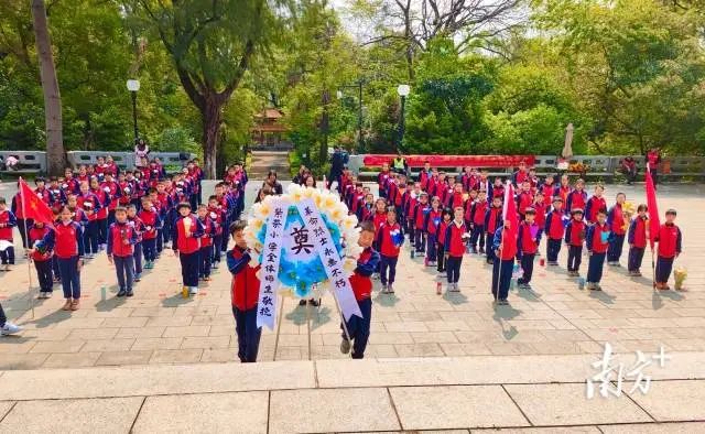 少先队江门市紫茶小学大队到东湖公园英雄山革命烈士陵园敬献鲜花。 图片