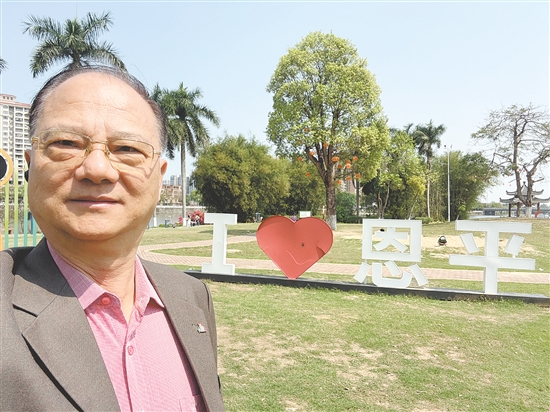 吴伟明在恩平自拍。