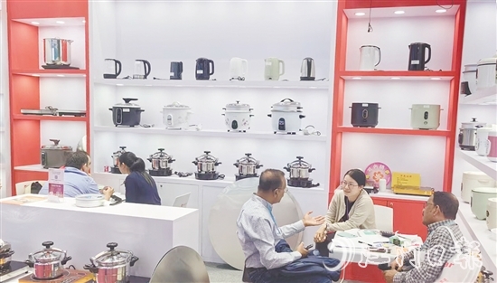 广交会现场，新会企业展区吸引不少客商驻足洽谈新商机。