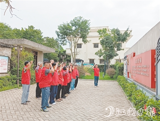 发展红色旅游是以敬村振兴乡村产业的重要抓手，该村充分挖掘利用本地红色资源，打造沉浸式研学体验。