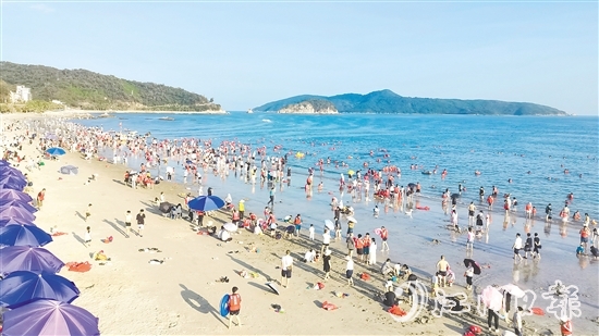 依托得天独厚的自然禀赋与持续升级的文旅供给，今年“五一”假期，台山滨海景区人气爆棚。