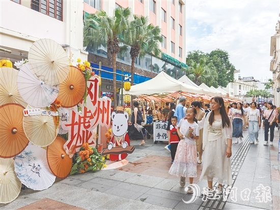 冈州墟非遗市集精彩不断，现场人潮涌动。