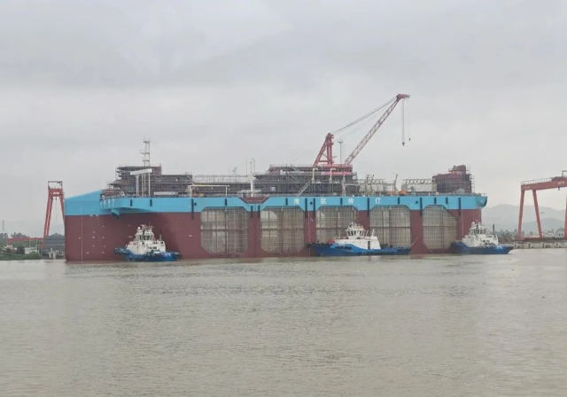 精湛引航、破浪前行，江门港引航站助力“养殖航母”启航