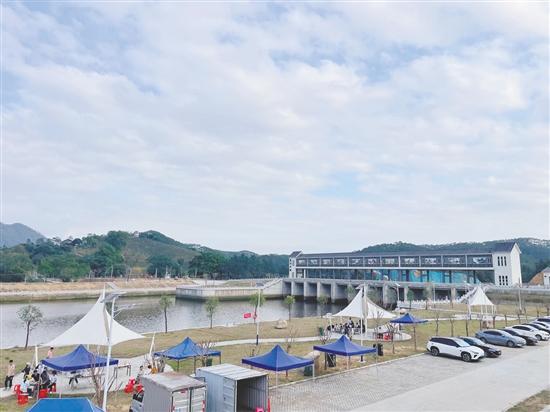 横陂镇蓝田村以蓝田水闸建设为核心，依托水闸打造生态房车营地项目、太空舱特色民宿、乡村学农体验、乡村水产养殖科普游等项目，实现文旅、农旅资源串点成线。