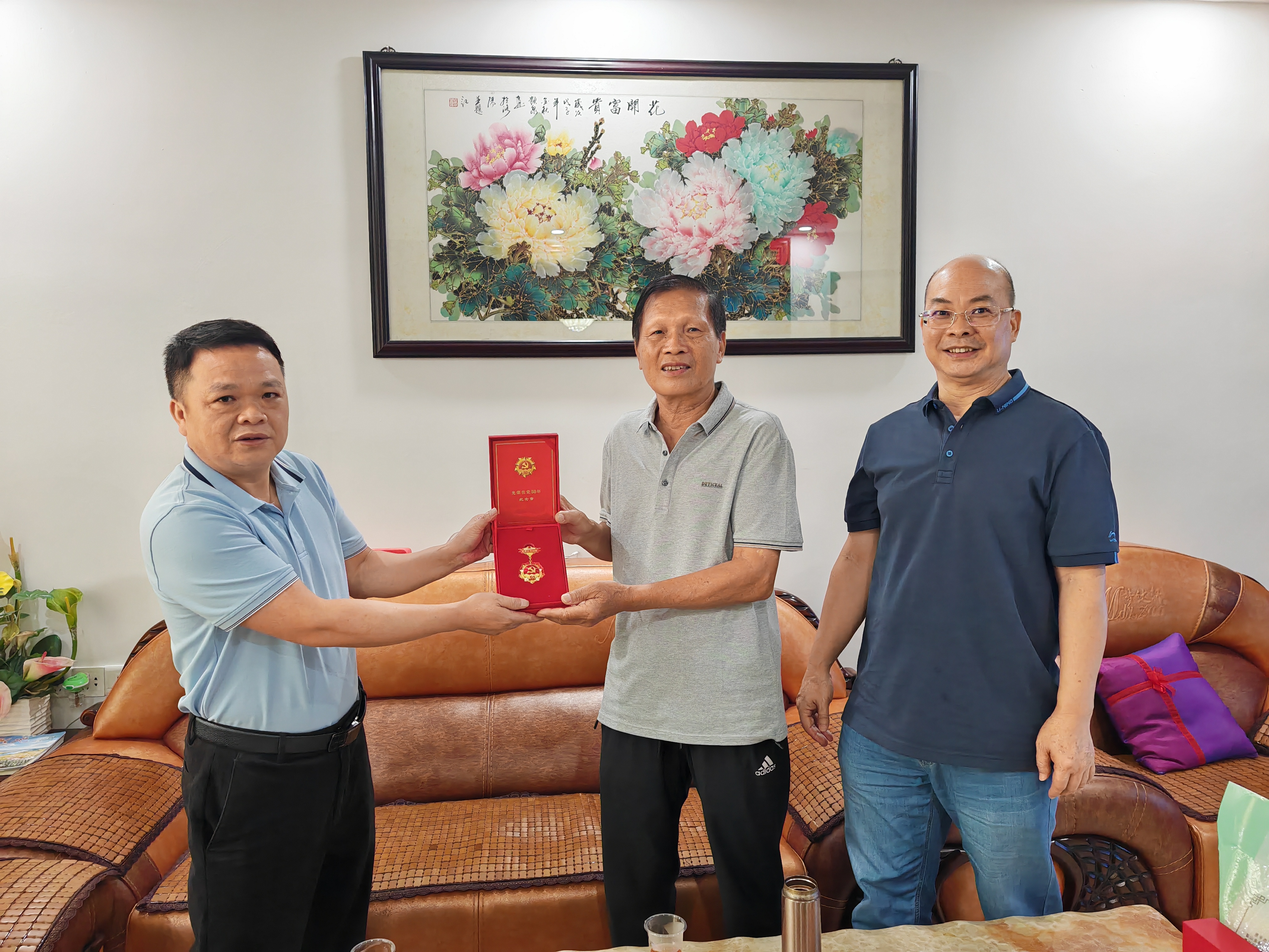 “光荣在党 50 年”党员颁发纪念章（吴湘玲供图）.jpg