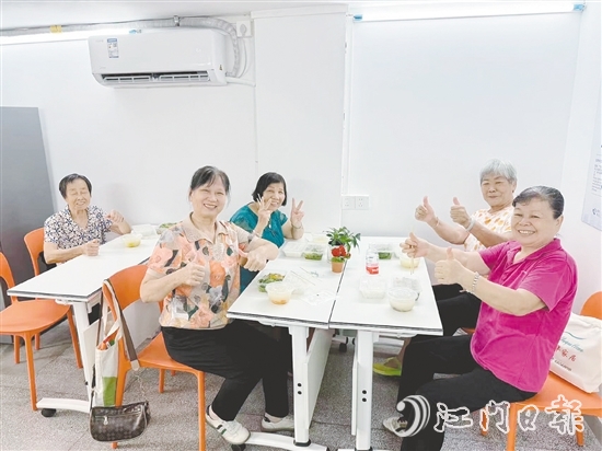 老人在南兴社区嵌入式公共服务点的长者食堂用餐。