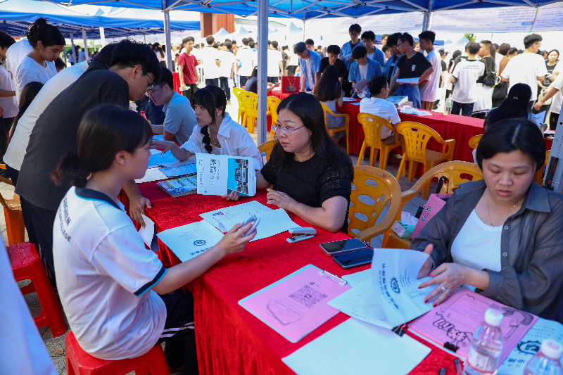 3.江门市技师学院“百企集群&middot;园区赋能”2025年产教评高技能人才双选会在学院荷塘校区举办.png