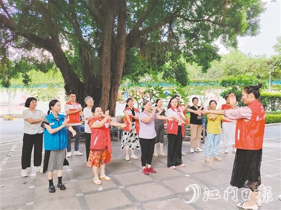 “万家增健”志愿服务项目志愿者带领社区居民“拍八虚”。