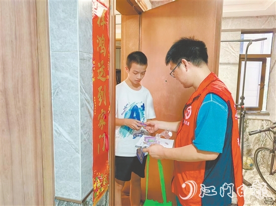 圭峰会城强化入户宣传，提升居民防蚊灭蚊意识。