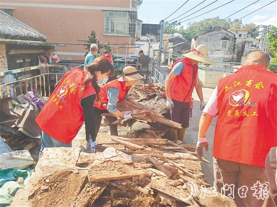镇村干部和企业代表合力攻坚，清除新江村卫生死角。