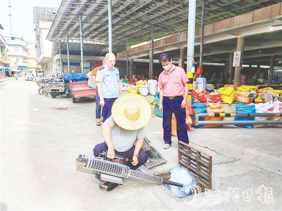 工作人员不放过卫生死角，进行全面消杀。