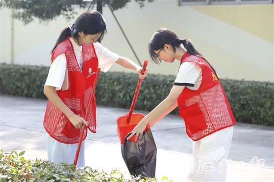 学生们积极参与校园清洁行动。