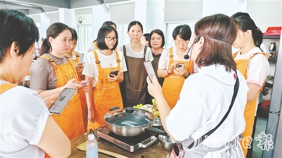 学员们在讲师的指导下，学习制作营养均衡、适合婴幼儿的餐点。