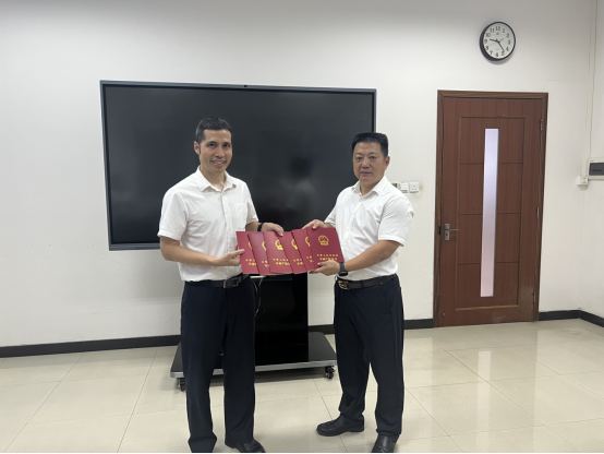 251023办好不动产权证  弘扬英烈精神 江门市不动产登记中心颁发烈士纪念设施不动产权证.png