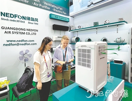 台山参展企业的创新产品受到众多外国客商的青睐，使企业在激烈的市场竞争中脱颖而出。