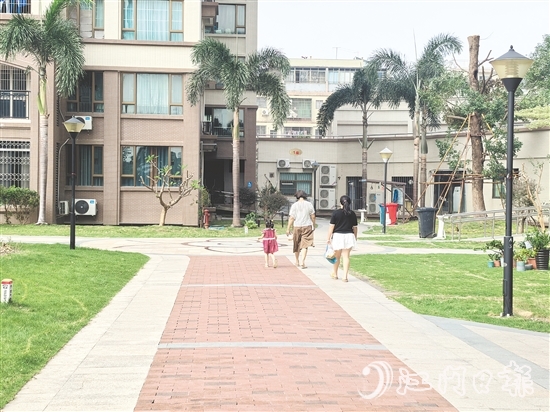 南湖湾小区打造“无蚊”环境，居民安心在小区内散步。