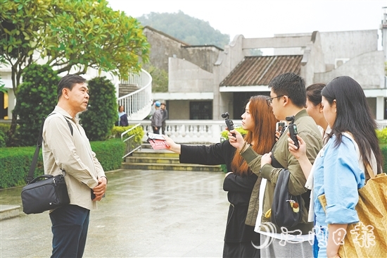 媒体记者在梁启超故居进行专题拍摄与深度采访。