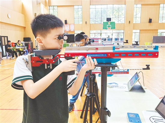 平山小学学生彭诚超夺得U10男子步枪冠军。