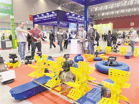 展区展示的水车式增氧机受到嘉宾关注。