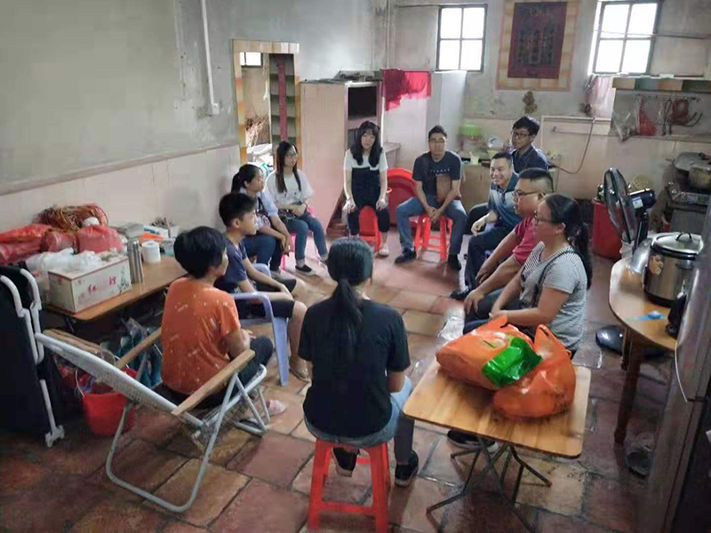 190917市自然资源局机关第四党支部扶贫助学恩平市大湾村困难学生和家庭 (1).jpg