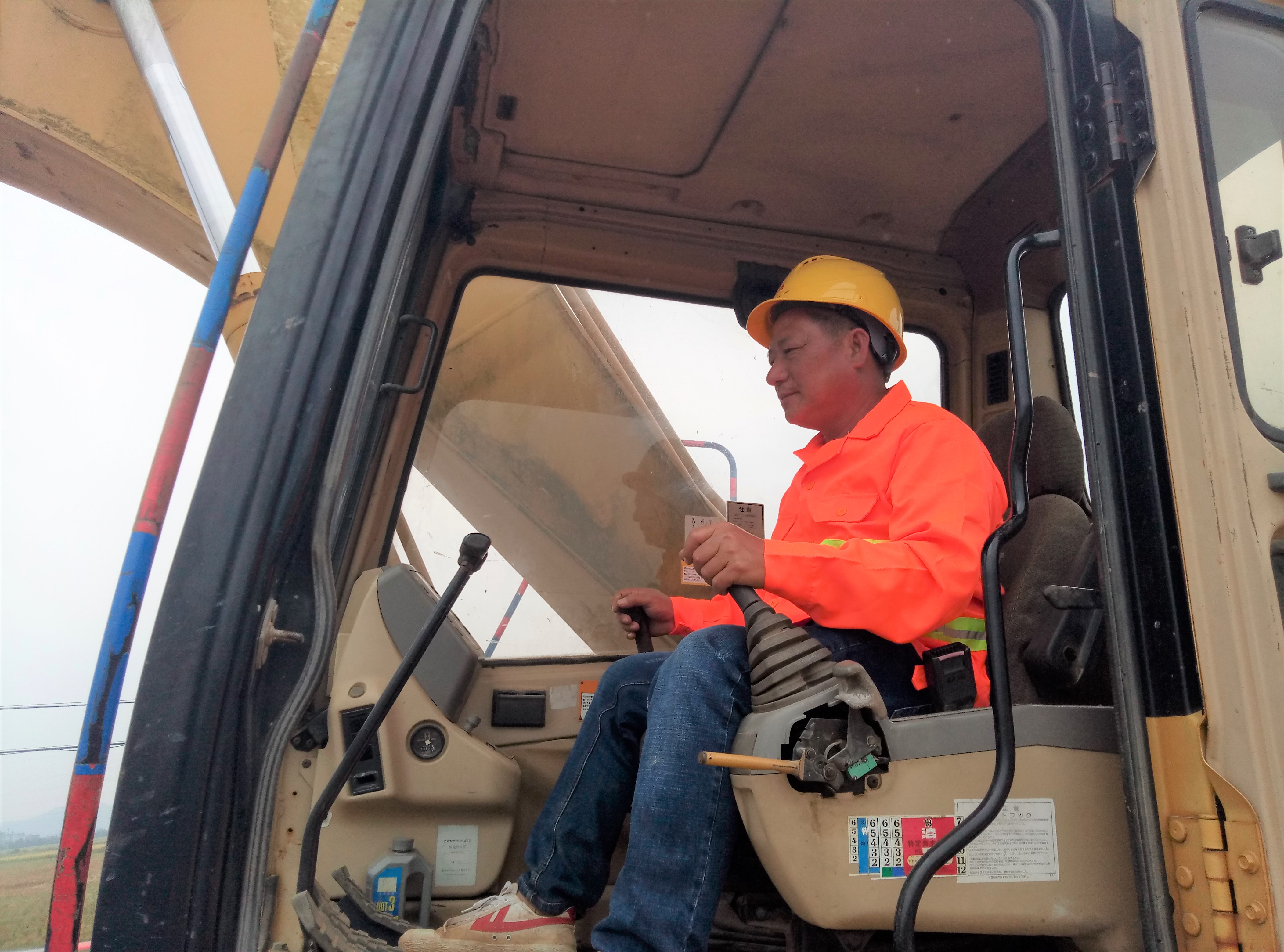 陈卓庭驾驶钩机.jpg 陈卓庭驾驶钩机.jpg