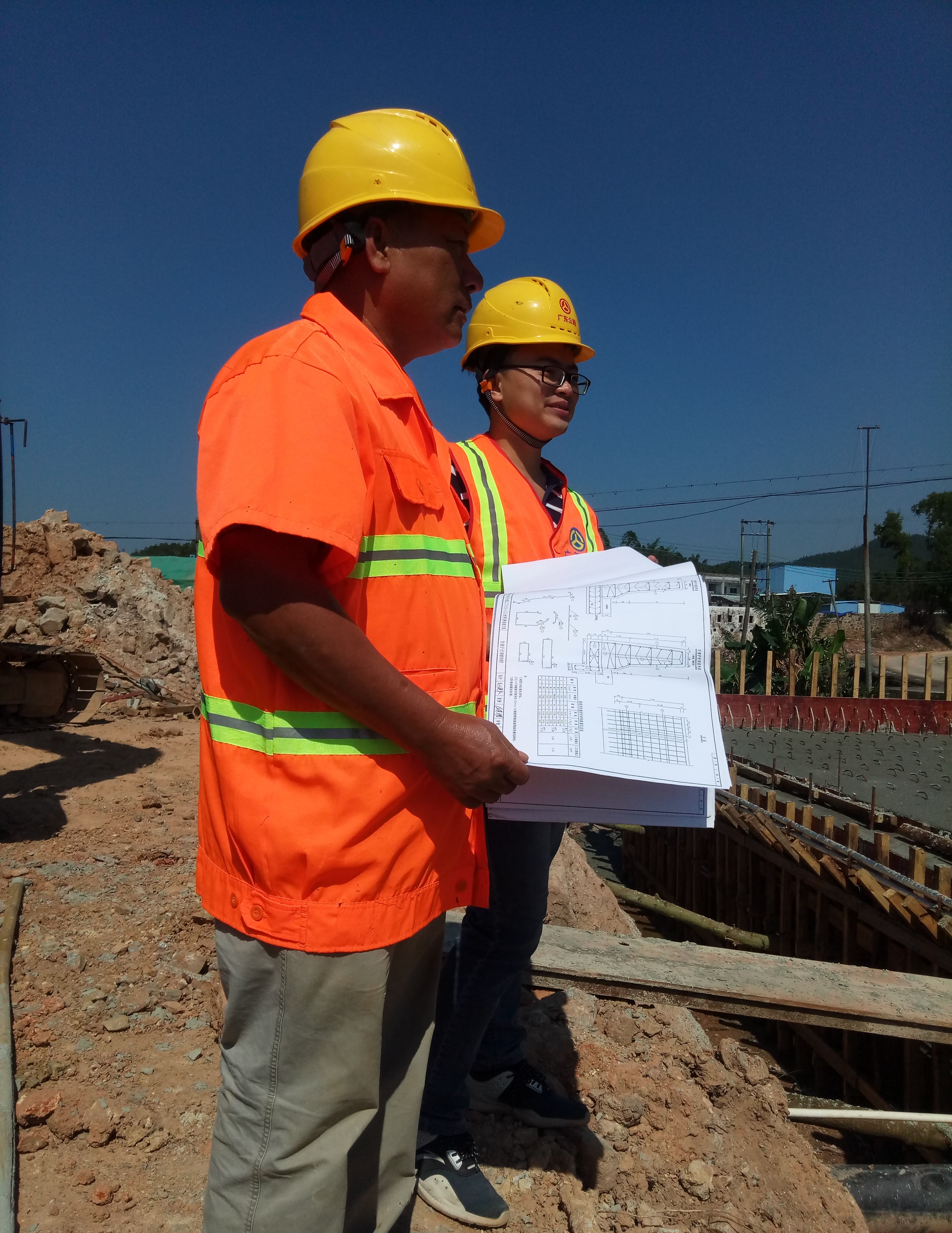 陈卓庭察看工地情况.jpg 陈卓庭察看工地情况.jpg