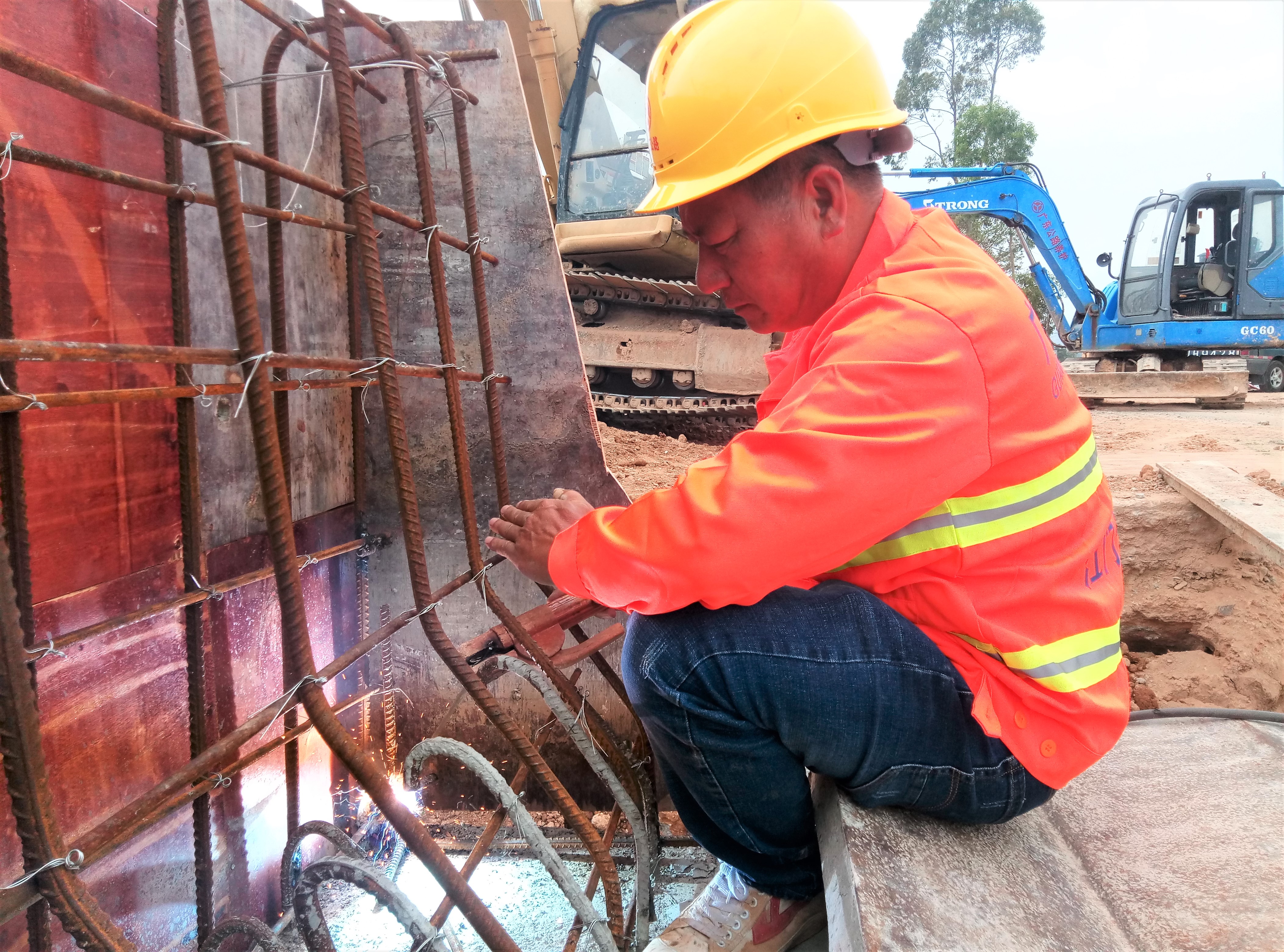 陈卓庭在施工现场扎实钢筋.jpg 陈卓庭在施工现场扎实钢筋.jpg