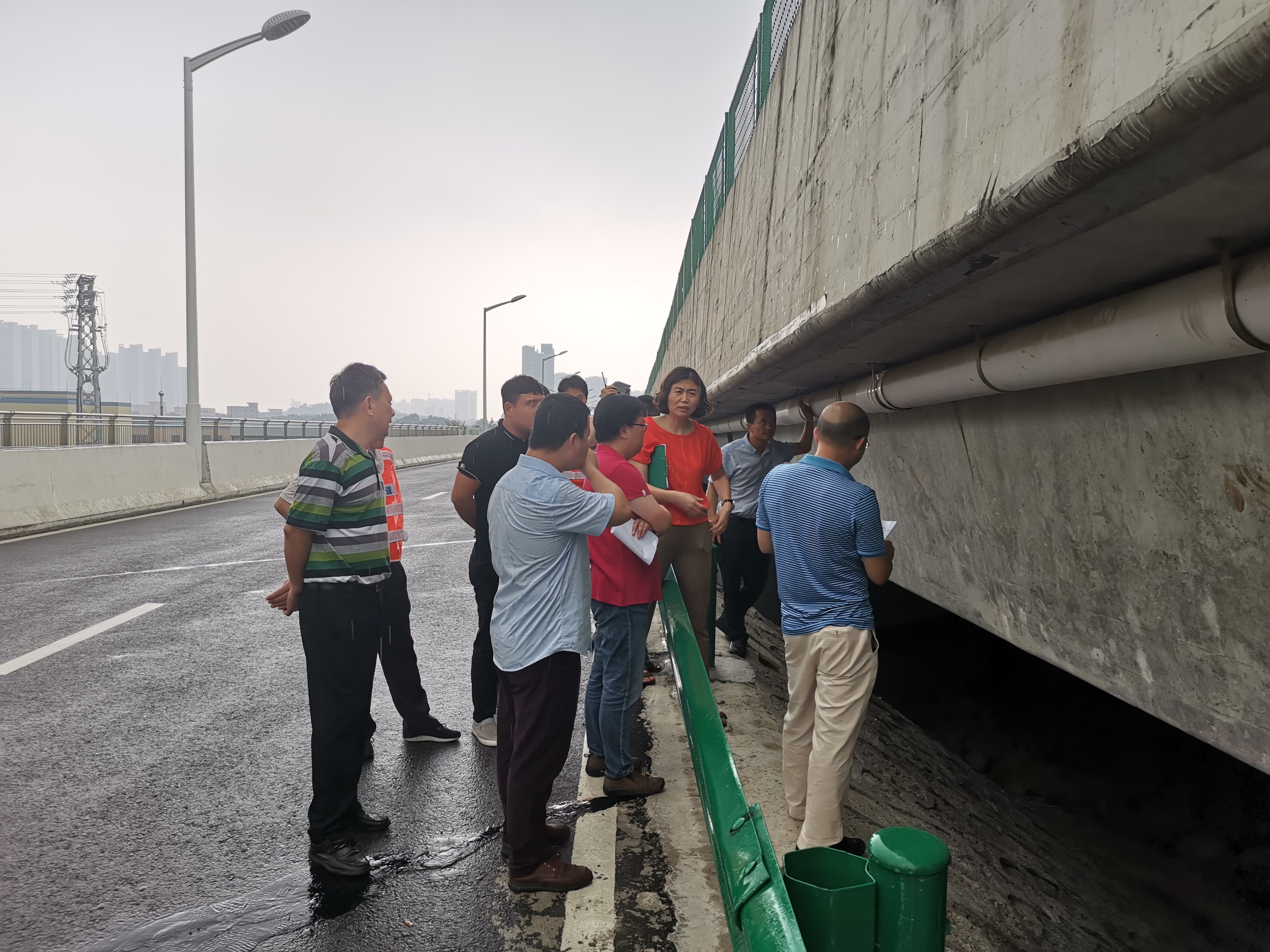 5月23日下午,李局带队检查江门大道北鹤山段存在问题1.jpg 5月23日下午,李局带队检查江门大道北鹤山段存在问题1.jpg