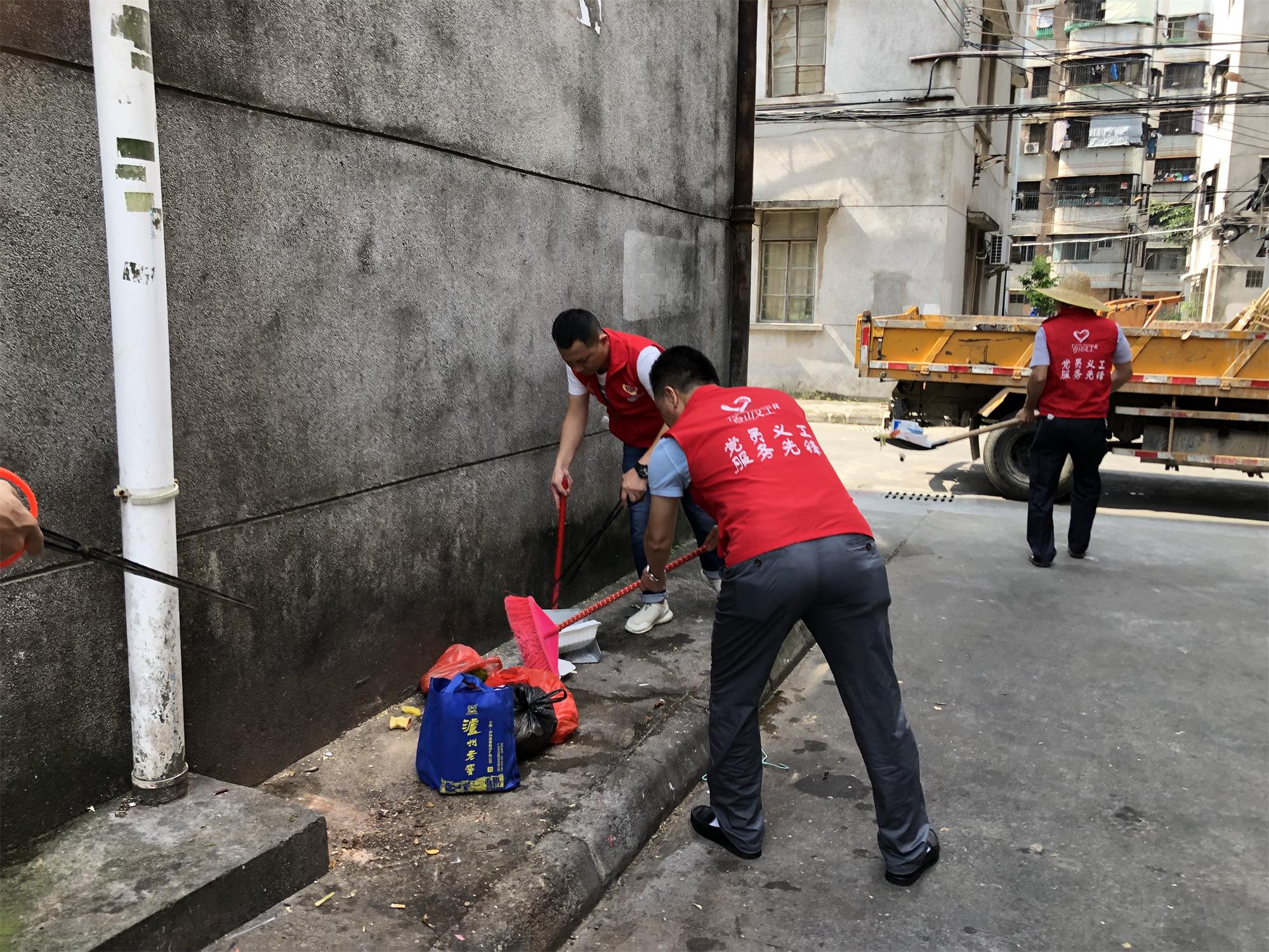 清理背街小巷垃圾1.jpg 清理背街小巷垃圾1.jpg