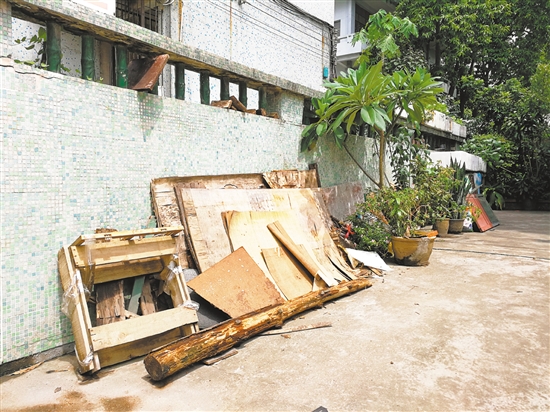 金溪社区内仍有垃圾堆积。 金溪社区内仍有垃圾堆积。