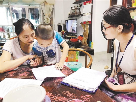 天龙社区的工作人员正在入户宣传创文.。江门日报记者 天龙社区的工作人员正在入户宣传创文.。江门日报记者