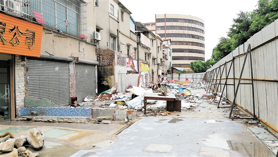 会城街道东侯路60号附近一处建筑围闭后面隐藏着这个建筑垃圾堆,十分碍眼。 会城街道东侯路60号附近一处建筑围闭后面隐藏着这个建筑垃圾堆,十分碍眼。