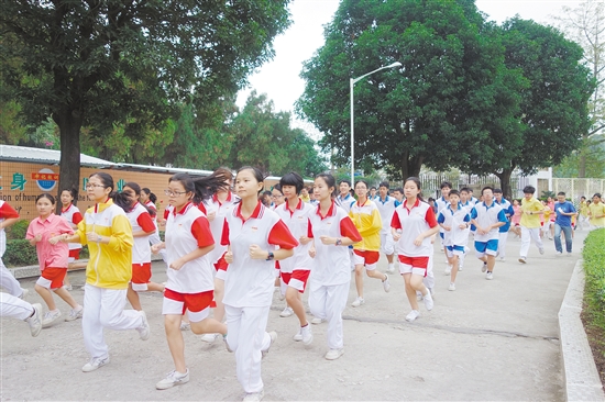 新会陈经纶中学的学生进行体育大课间活动。郭永乐 新会陈经纶中学的学生进行体育大课间活动。郭永乐