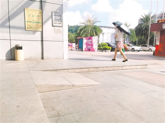 经整改,中环广场门前已设有无障碍通道。 经整改,中环广场门前已设有无障碍通道。