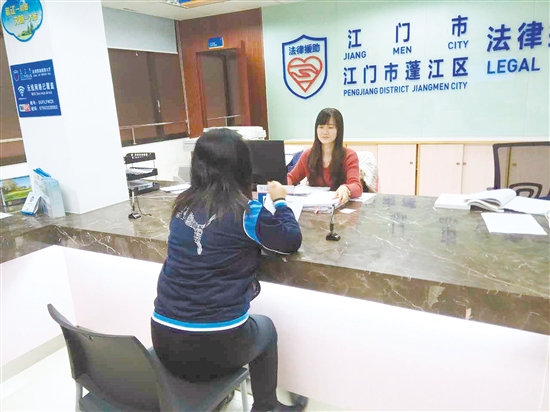 市法援处想方设法为困难群体提供法律咨询和法律援助。近5年,全市四级法援共办理法律援助案件逾万件。 市法援处想方设法为困难群体提供法律咨询和法律援助。近5年,全市四级法援共办理法律援助案件逾万件。