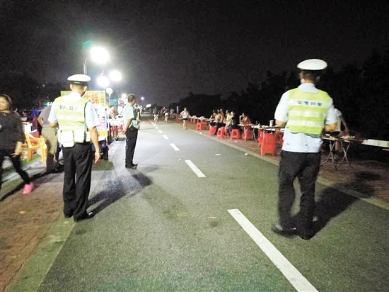 昨晚,联合执法组开展现场执法。 昨晚,联合执法组开展现场执法。